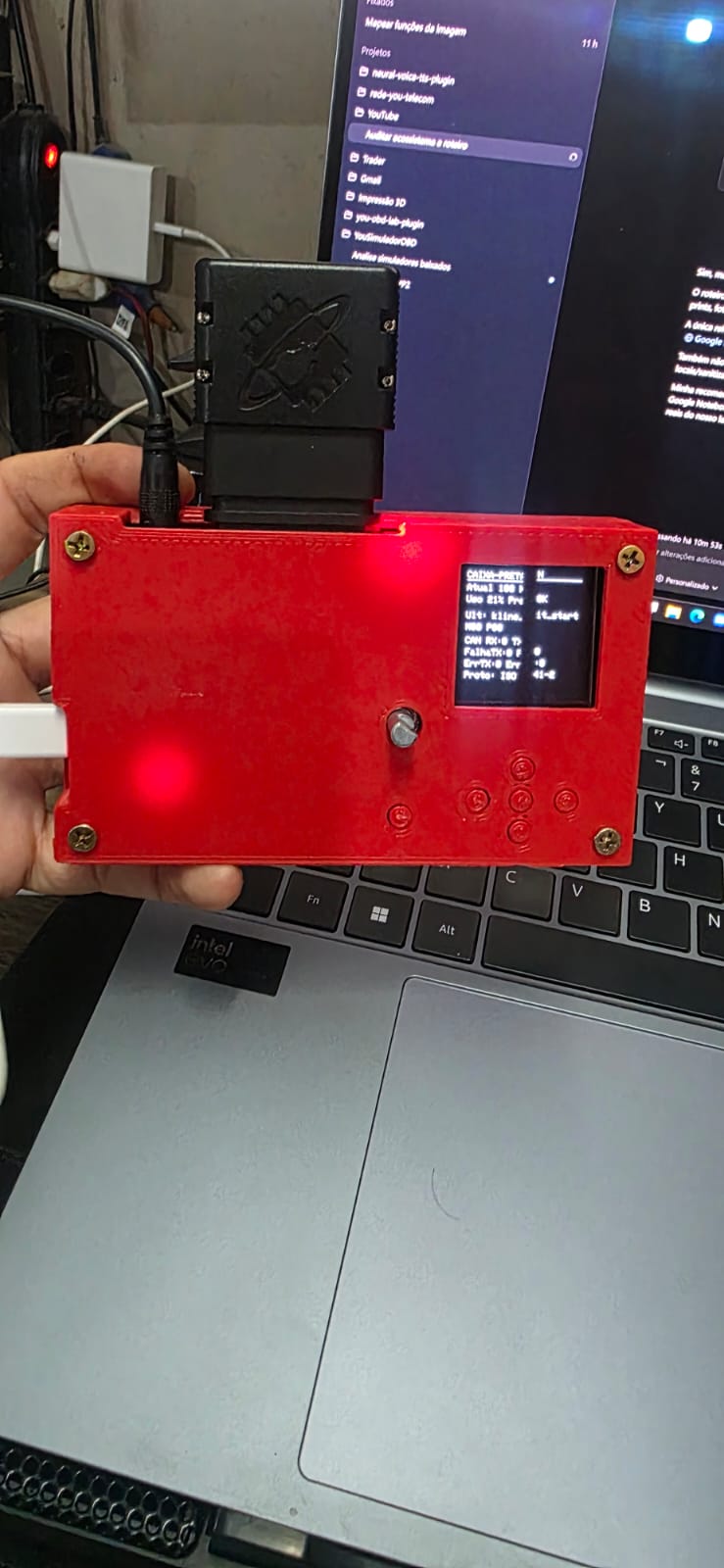 YouSimuladorOBD montado no case vermelho com tela local ligada