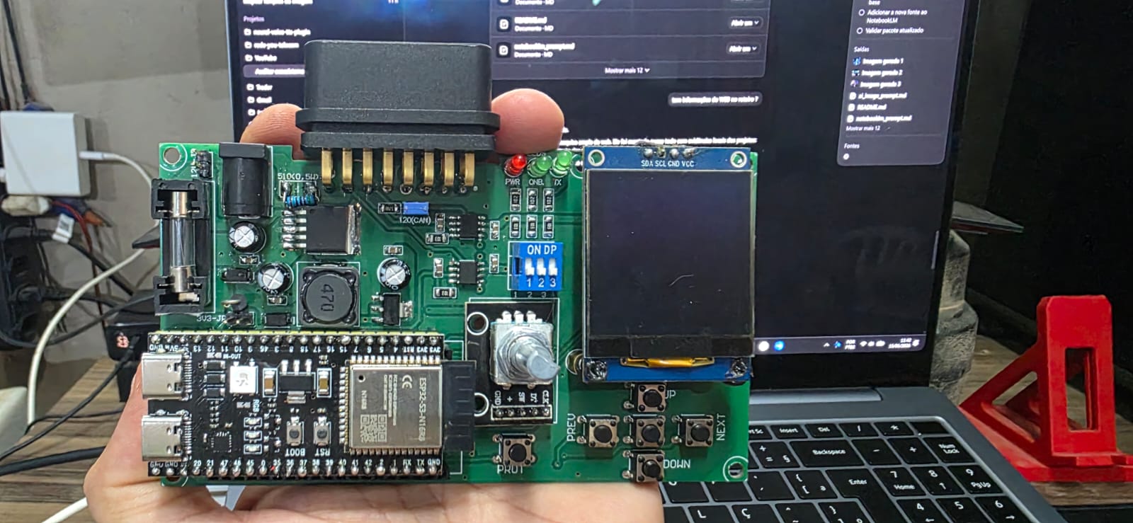 Placa do YouSimuladorOBD com ESP32-S3, display e botões