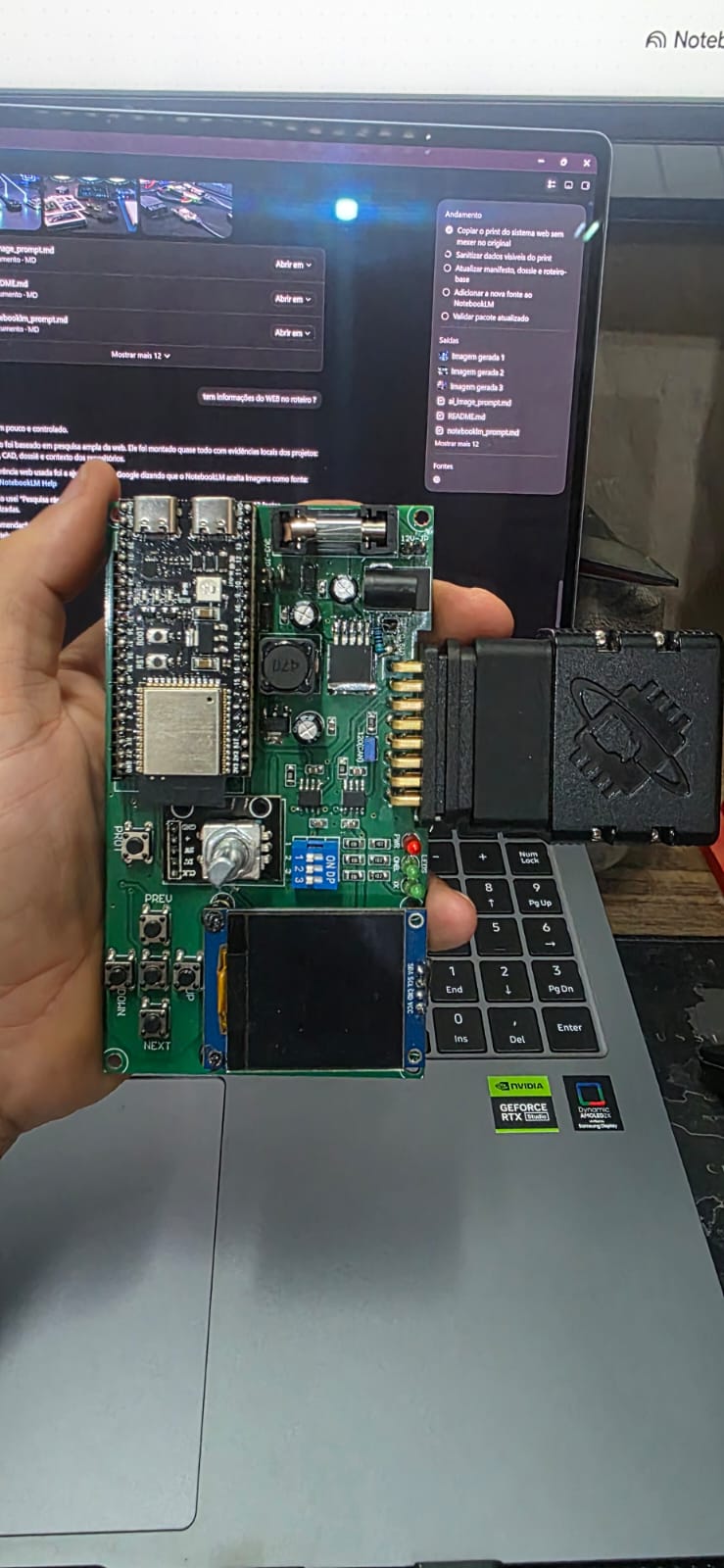 Placa do YouSimuladorOBD conectada ao cabo OBD